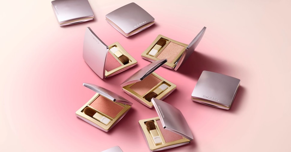 Blush: il ritorno del colore che scolpisce il volto Blush: il ritorno del colore che scolpisce il volto