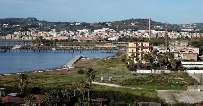 Una veduta panoramica mostra il litorale e l'ex zona industriale di Bagnoli.  (REUTERS/Matteo Ciambelli)