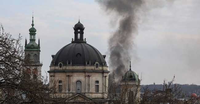 Il fumo si alza sulla città dopo gli attacchi dei droni russi, nel contesto dell'offensiva russa contro l'Ucraina, nel centro di Leopoli, Ucraina, il 24 marzo 2026. REUTERS/Stringer REUTERS