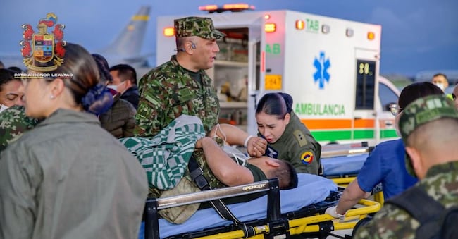 epa12845305 Una foto fornita dalle Forze Armate della Colombia (FFMM) mostra le squadre di soccorso e il personale dell’Esercito colombiano mentre trasportano un sopravvissuto ferito in seguito a un incidente aereo presso il Comando del Trasporto Aereo Militare (CATAM) a Bogotà, in Colombia, il 23 marzo 2026. Un aereo C-130 Hercules dell'Aeronautica Militare Colombiana (FAC) è precipitato poco dopo il decollo dalla città amazzonica di Puerto Leguizamo EPA