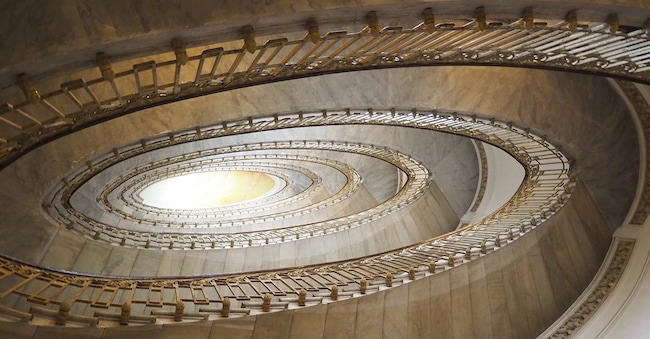 La scala elicoidale di Palazzo Mannajuolo a Chiaia
