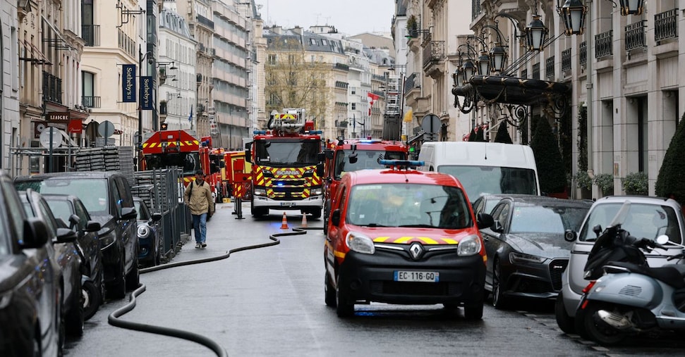 Parigi, in fiamme l’Hotel Bristol a due passi dall’Eliseo. La direzione: «Situazione sotto controllo»