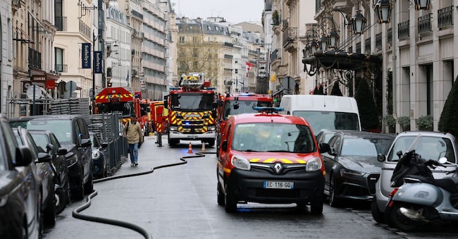 I vigili del fuoco francesi intervengono in una strada dopo lo scoppio di un incendio nel seminterrato del Bristol Hotel, un albergo a cinque stelle di Parigi, Francia, il 25 marzo 2026. REUTERS/Stephanie Lecocq REUTERS
