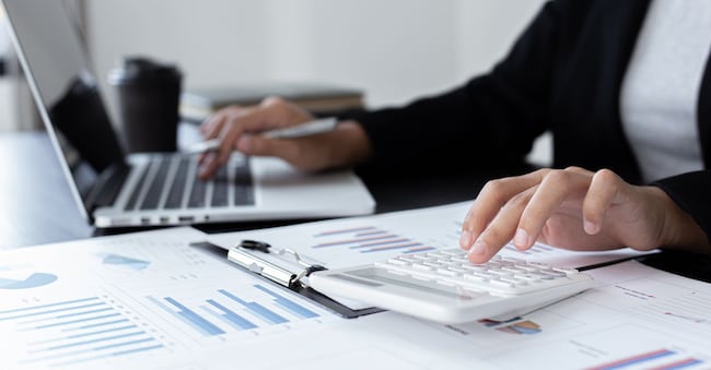 Accounting businessmen are calculating income-expenditure and analyzing real estate investment data, Financial and tax systems concept. Puwasit Inyavileart - stock.adobe.com