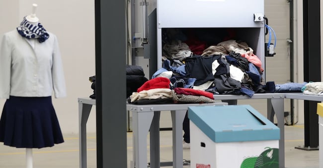Textile hub, impianto di recupero  e riciclo tessile di abiti e vestiti (Imagoeconomica)