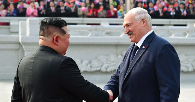 Il leader nordcoreano Kim Jong Un e il presidente bielorusso Alexander Lukashenko a Pyongyang. (Belarus' Presidential Press Service via AP) APN