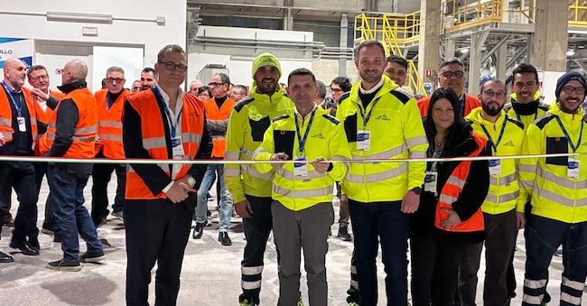 L’inaugurazione della nuova linea produttiva Saint Gobain: a sinistra l’ad Gaetano Terrasini, al centro gli operai durante il taglio del nastro