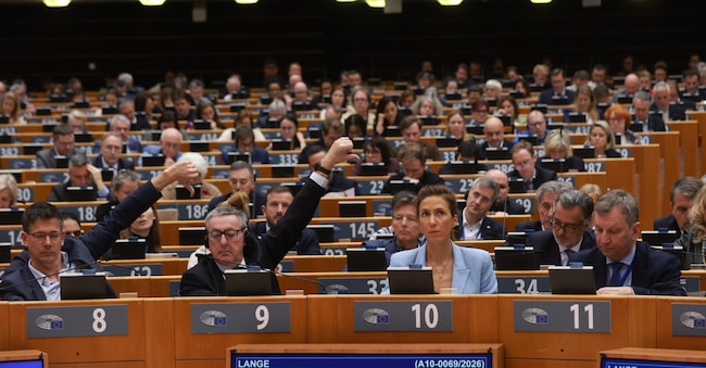 La votazione sulle proposte legislative relative all'accordo commerciale UE-USA durante la sessione plenaria del Parlamento europeo a Bruxelles EPA