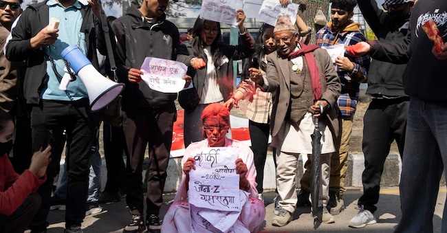  I giovani nepalesi della Generazione Z inscenano una protesta simbolica, spargendo polvere rossa, contro il primo ministro Sushila Karki a Kathmandu. (EPA)