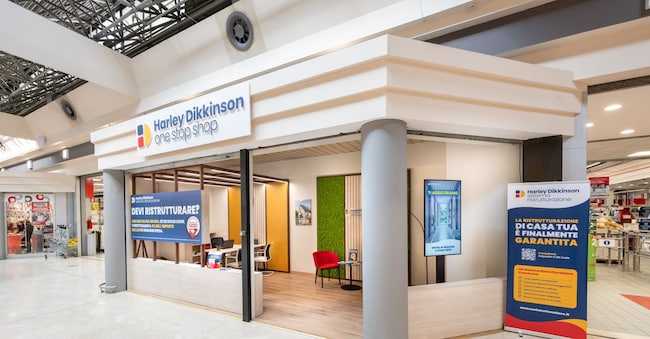 Il desk presso il centro commerciale Bonola, a Milano