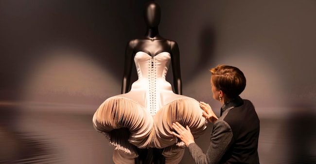 Allestimento della mostra al Victoria and Albert Museum (Photo credit: David Parry/PA Media Assignments)