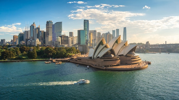 Panorama di Sydney con in primo piano la celebre Opera House: simbolo della città, è un progetto dell’architetto danese Jørn Utzon e dal 2007 è patrimonio Unesco. (Shutterstock)