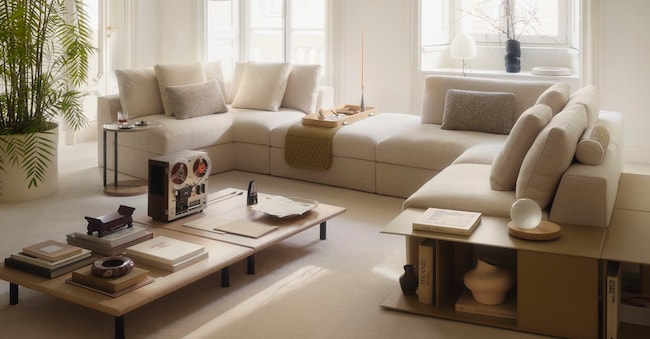 Il divano Louis, design Andrea Parisio, con nuova modularità e a corredo tavoli bassi e librerie