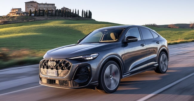 La Audi Q5 e-hybrid (nella variante Sportback) che offre fino a 100 km di autonomia in modalità Ev