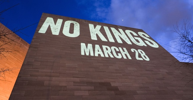 Un messaggio che promuove la prossima manifestazione "No Kings" viene proiettato sulla facciata della National Gallery of Art, con il Campidoglio degli Stati Uniti sullo sfondo, lunedì 23 marzo 2026, a Washington. (Foto AP/Julia Demaree Nikhinson)      Associated Press/ LaPresse Solo Italia e Spagna APN
