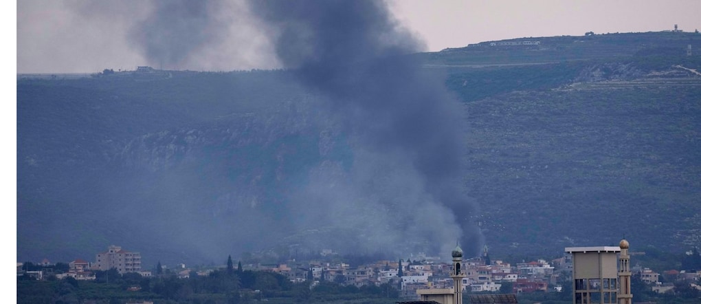 Fumo nero si alza dai colpi di artiglieria israeliani sul villaggio di Qlaileh, come si vede dalla città di Tiro, nel sud del Libano, sabato 28 marzo 2026. (AP Photo/Hussein Malla) APN
