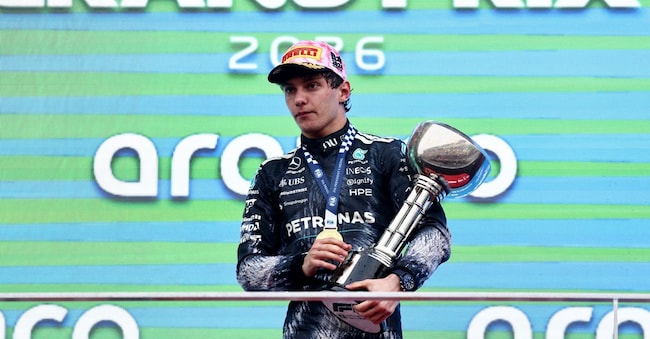 Formula 1 - Gran Premio del Giappone - Circuito di Suzuka, Suzuka, Giappone - 29 marzo 2026 Andrea Kimi Antonelli della Mercedes festeggia sul podio con il trofeo dopo aver vinto il Gran Premio del Giappone REUTERS/Jakub Porzycki REUTERS