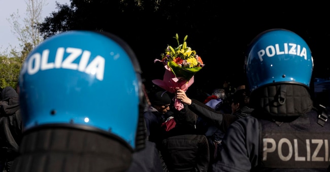 La polizia intercetta un gruppo di anarchici in via Lemonia, che voleva commemorare la morte di Sara e Alessandro, i due anarchici morti nell’esplosione all’interno di un casolare nel parco degli Acquedotti. Roma 29 marzo 2026. ANSA/MASSIMO PERCOSSI ANSA