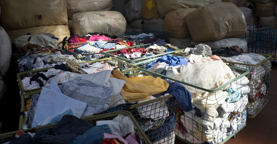 Dai rifiuti tessili ai filati senza tracciabilità: sequestri a Napoli e Prato Dai rifiuti tessili ai filati senza tracciabilità: sequestri a Napoli e Prato