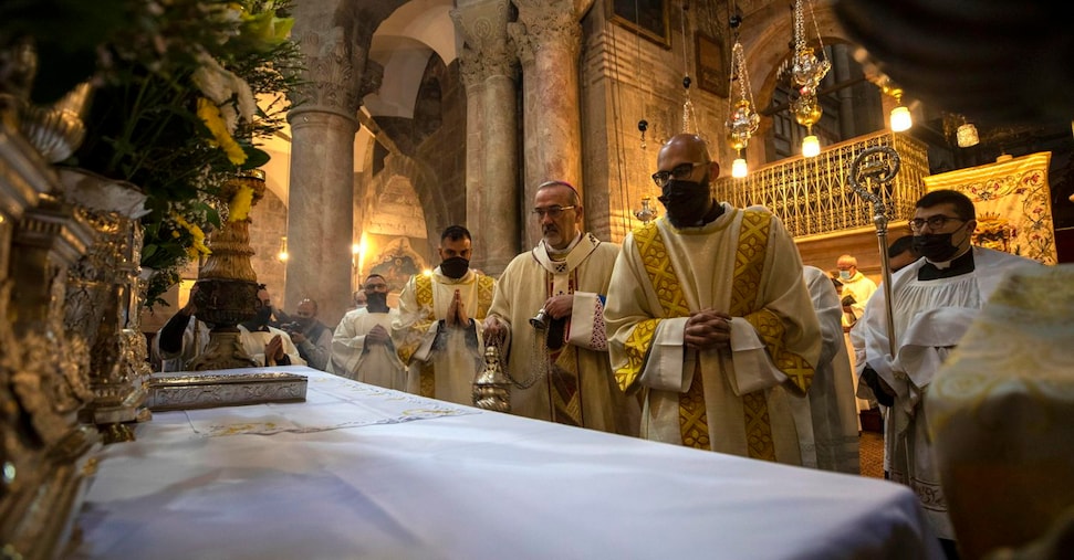 Israele blocca il Cardinale Pizzaballa e il Custode Ielpo fuori dal Santo Sepolcro Israele blocca il Cardinale Pizzaballa e il Custode Ielpo fuori dal Santo Sepolcro