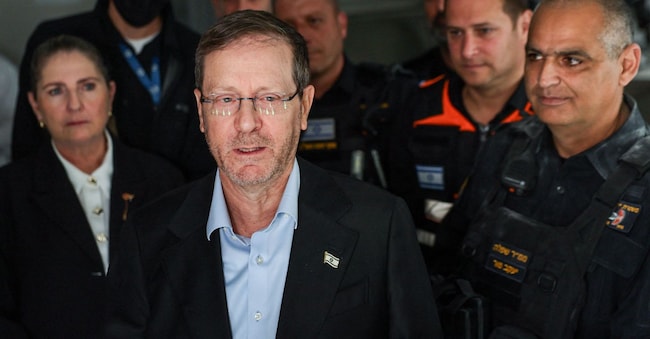 Il presidente israeliano Isaac Herzog visita un'abitazione danneggiata dal colpo di un proiettile, nel contesto del conflitto tra Stati Uniti e Israele con l'Iran, a Rishon LeZion, Israele, il 16 marzo 2026. REUTERS/Tyrone Siu REUTERS