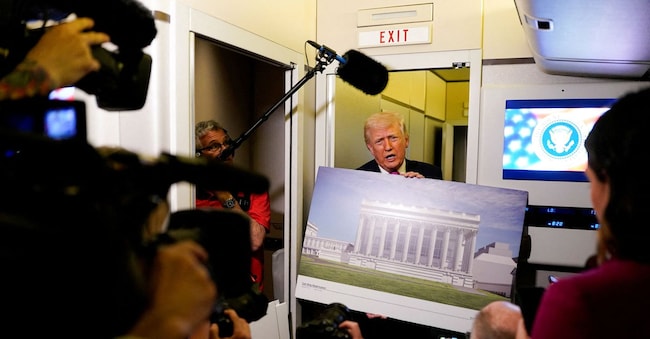 Il presidente degli Stati Uniti Donald Trump parla con i giornalisti mentre mostra alcuni rendering della sala da ballo della Casa Bianca in progetto, a bordo dell'Air Force One durante il viaggio verso la Joint Base Andrews, nel Maryland (Stati Uniti), il 29 marzo 2026. REUTERS/Elizabeth Frantz -  REUTERS