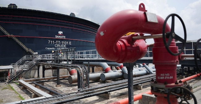 Un serbatoio di petrolio in una raffineria a Dangote, Nigeria. REUTERS/Sodiq Adelakun REUTERS