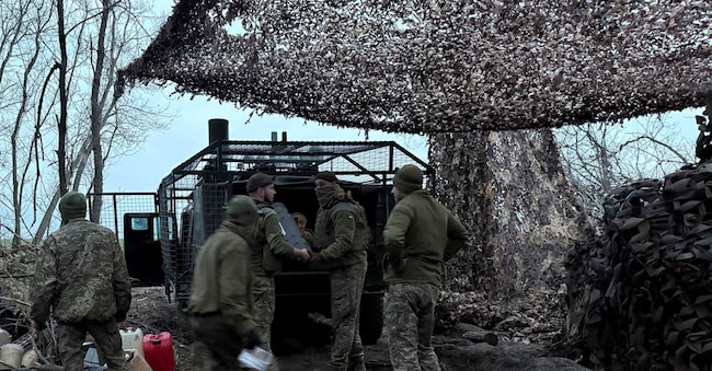 Artiglieri della 147ª Brigata d’assalto aviotrasportata ucraina scaricano munizioni per un obice da un veicolo militare. REUTERS/Stringer REUTERS