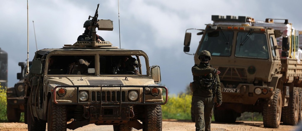 Soldati israeliani con i loro veicoli militari si radunano in una posizione segreta vicino al confine tra Israele e Libano, il 30 marzo 2026. L'esercito israeliano ha dichiarato di stare conducendo attacchi in tutto il Libano contro le infrastrutture e il personale di Hezbollah. EPA/ATEF SAFADI EPA