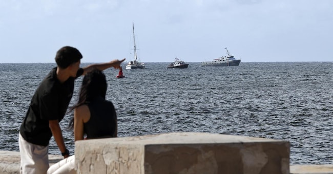 epa12857892 People watch the last two sailboats of the Nuestra America convoy arrive in Havana, Cuba, 28 March 2026. The vessels reached the city in the afternoon after seven days at sea, following a period in which they were unaccounted for in the Caribbean while transporting humanitarian aid to the island. EPA/Ernesto Mastrascusa EPA