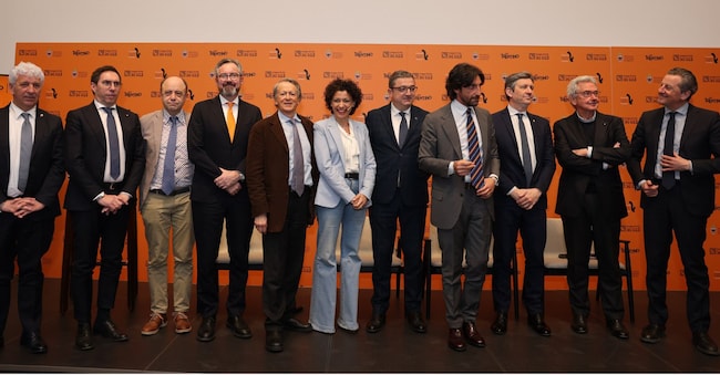 Un’immagine della presentazione del Festival dell’Economia di Trento 2026 al Mudec di Milano il 31 marzo 2026. Da sinistra Claudio Soini, presidente Consiglio provinciale Provincia autonoma di Trento; il presidente di Trentino Marketing, Giovanni Battaiola; il rettore dell’Università degli Studi di Trento, Flavio Deflorian; il sindaco di Trento, Franco Ianeselli; Fabio Tamburini, direttore de Il Sole 24 Ore, Radiocor e Radio 24; la giornalista del Sole 24 Ore Filomena Greco; il presidente della Provincia autonoma di Trento Maurizio Fugatti; l’ad del Gruppo Il Sole 24 ORE Federico Silvestri; il Vicepresidente della Provincia autonoma di Trento Achille Spinelli; il Presidente dell’Università di Trento Franco Bernabè; l’AD di Trentino Marketing Maurizio Rossini.