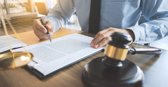 lawyer working with documents at a courtroom mojo_cp - stock.adobe.com