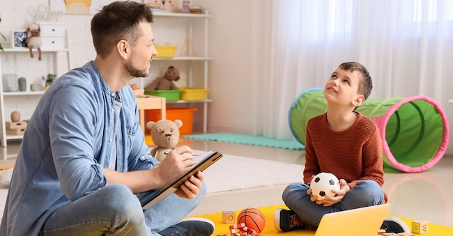Psicologo che lavora con un bambino nel suo studio. Il concetto di autismo Pixel-Shot - stock.adobe.com