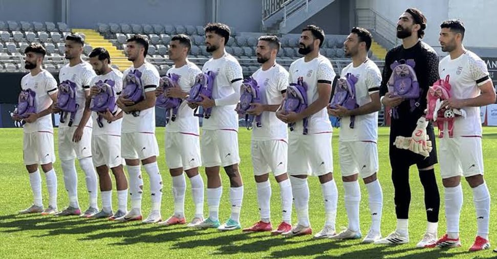 La protesta dei calciatori iraniani: in campo con uno zainetto durante l’inno
