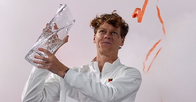 L'italiano Jannik Sinner solleva il trofeo Butch Buchholz dopo aver sconfitto il ceco Jiri Lehecka nella finale del singolare maschile del torneo di tennis Miami Open, domenica 29 marzo 2026, a Miami Gardens, in Florida. (AP Photo/Rebecca Blackwell)    Associated Press / LaPresse Solo Italia e Spagna APS
