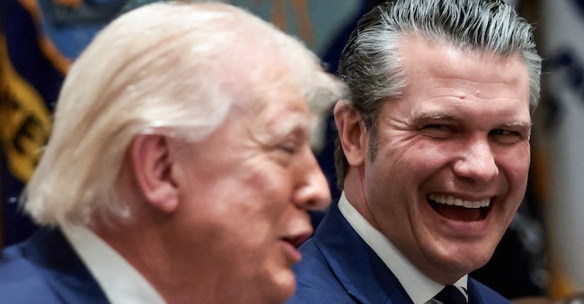 Il segretario alla Difesa americano Pete Hegseth con Donald Trump REUTERS