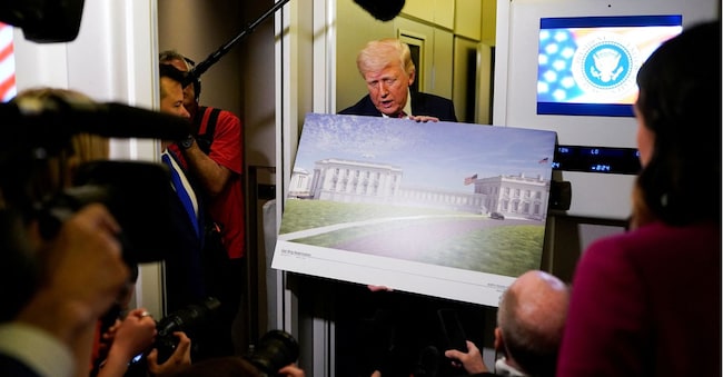 Il presidente degli Stati Uniti Donald Trump parla con i giornalisti mentre mostra alcuni rendering della sala da ballo prevista per la Casa Bianca, a bordo dell'Air Force One durante il viaggio verso la Joint Base Andrews, nel Maryland (Stati Uniti), il 29 marzo 2026. REUTERS/Elizabeth Frantz REUTERS