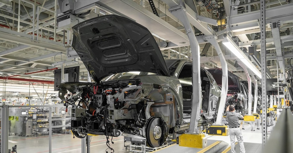 La profonda crisi dell’automotive colpita da guerre, costi dell’energia e transizione all’elettrico