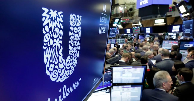 In questa foto d'archivio di giovedì 15 marzo 2018, il logo di Unilever appare sopra una postazione di negoziazione nella sala della Borsa di New York. La multinazionale anglo-olandese di beni di consumo Unilever, i cui marchi includono Knorr e Dove, ha abbandonato il progetto di concentrare la propria sede centrale nei Paesi Bassi a seguito dell'opposizione degli azionisti britannici. La società, che ha sedi centrali sia a Rotterdam che a Londra, afferma in una dichiarazione di venerdì 5 ottobre 2018 che il piano di fare di Rotterdam la sua unica sede centrale "non ha ricevuto il sostegno di un gruppo significativo di azionisti". (AP Photo/Richard Drew, archivio) AP