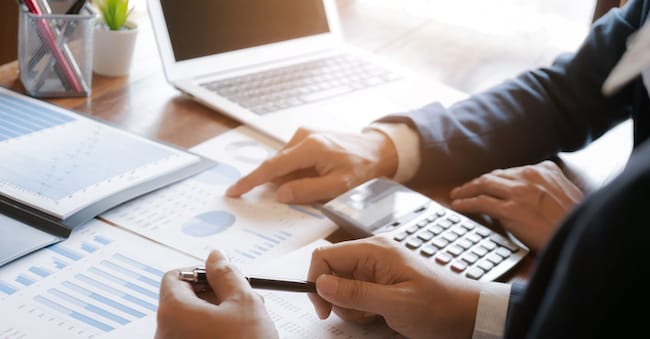 business people working in modern office calculating financial in company, problem and solution concept. memyjo - stock.adobe.com