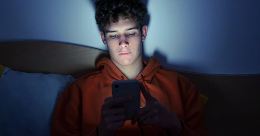 Violenza, dipendenza e fake news: il vero business dei social media