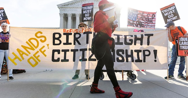 Manifestanti si radunano davanti alla Corte Suprema degli Stati Uniti prima dell'udienza per la discussione orale nel caso Trump contro Barbara, a Washington, DC, USA, il 1° aprile 2026. Il caso di grande risonanza mette in discussione il diritto di cittadinanza per nascita, garantito dal 14° emendamento della Costituzione, che conferisce la cittadinanza a tutti i bambini nati negli Stati Uniti, indipendentemente dallo status giuridico dei genitori.  EPA/JIM LO SCALZO EPA