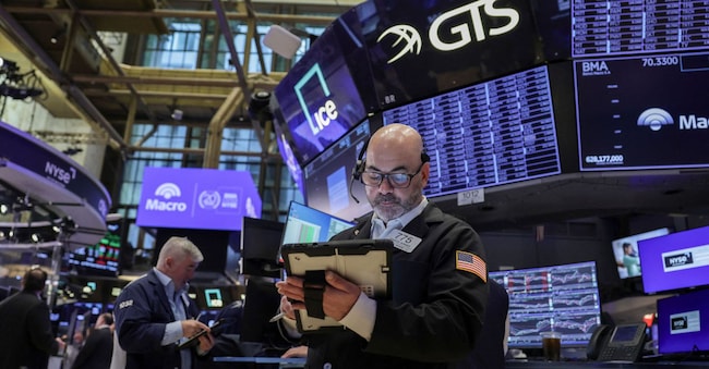 Operatori al lavoro nella sala delle contrattazioni della Borsa di New York (NYSE)  REUTERS/Jeenah Moon