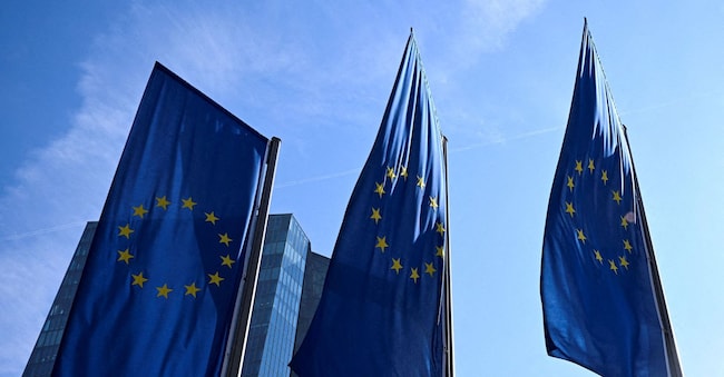  Le bandiere dell'Unione Europea sventolano davanti alla sede della Bce a Francoforte REUTERS