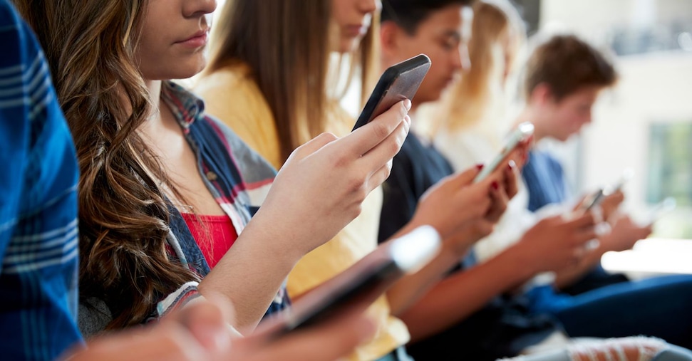 Social, il Senato francese approva il divieto per gli under 15 Social, il Senato francese approva il divieto per gli under 15