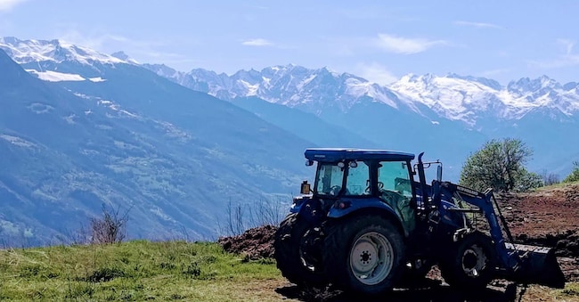 Agricoltura, un mezzo agricolo sulla collina di Quart, Aosta. Aprile 2024 ANSA