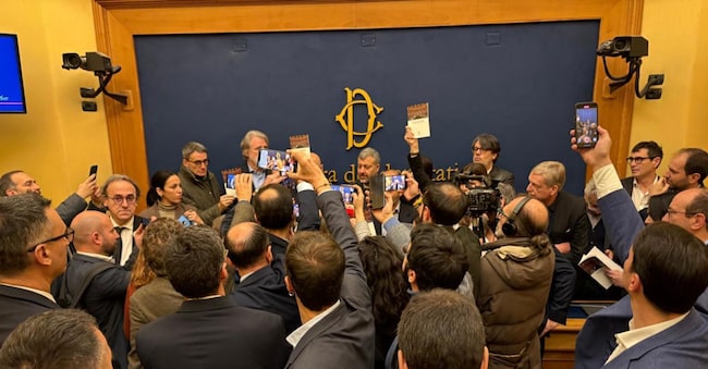 La sala stampa della Camera occupata da un gruppo di deputati di Pd, M5s e Avs poco prima della conferenza stampa sulla remigrazione con il portavoce di Casapound Luca Marsella, Ivan Sogari di Veneto Fronte Skinheads, Jacopo Massetti, ex di Forza Nuova, e Salvatore Ferrara della Rete dei Patrioti, Roma, 30 gennaio 2026 ANSA