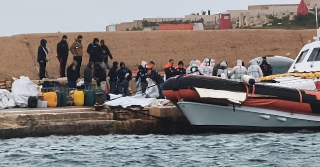 I corpi sono stati recuperati a Lampedusa, dopo che la Guardia Costiera italiana ha soccorso un'imbarcazione con a bordo cinque migranti in condizioni critiche e diciotto saloti, Lampedusa, Italia, 1° aprile 2026. ANSA/ELIO DESIDERIO ANSA