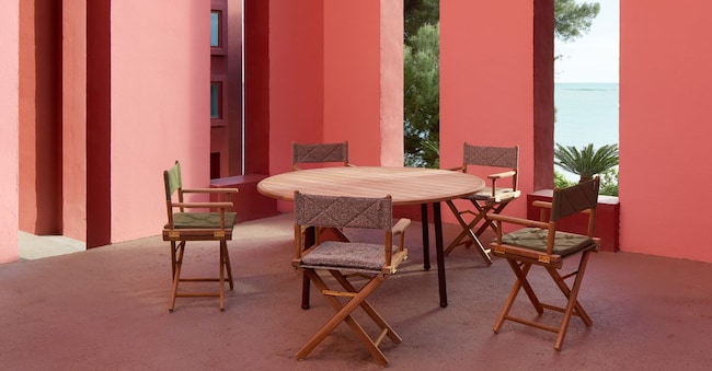 The Collective . Il tavolo tondo Versilia di Keiji Takeuchi e la sedia Ginger