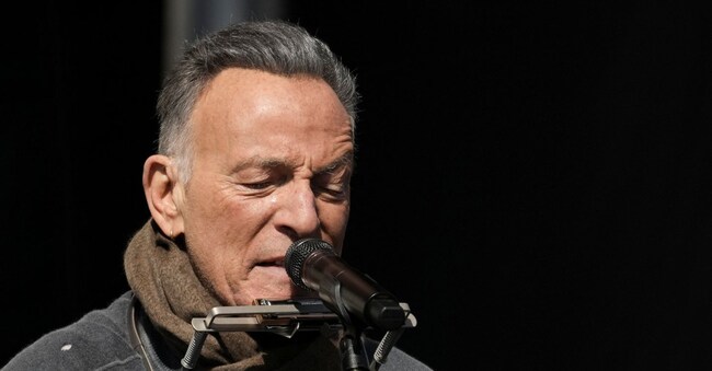 Bruce Springsteen si esibisce durante una manifestazione di protesta denominata "No Kings" contro le politiche dell'amministrazione del presidente degli Stati Uniti Donald Trump, a St. Paul, nel Minnesota, il 28 marzo 2026. REUTERS/Tim Evans REUTERS